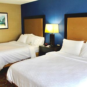 Standard Queen Room Two Queen Beds Mobility Accessible Tub